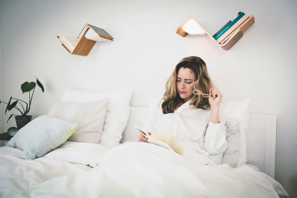 Правильный свет для чтения в кровати 